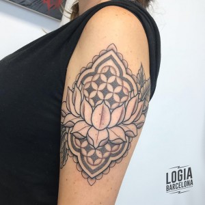 tatuaje_hombro_ornamental_geometria_hojas_Logia_Barcelona_Willian_Spindola